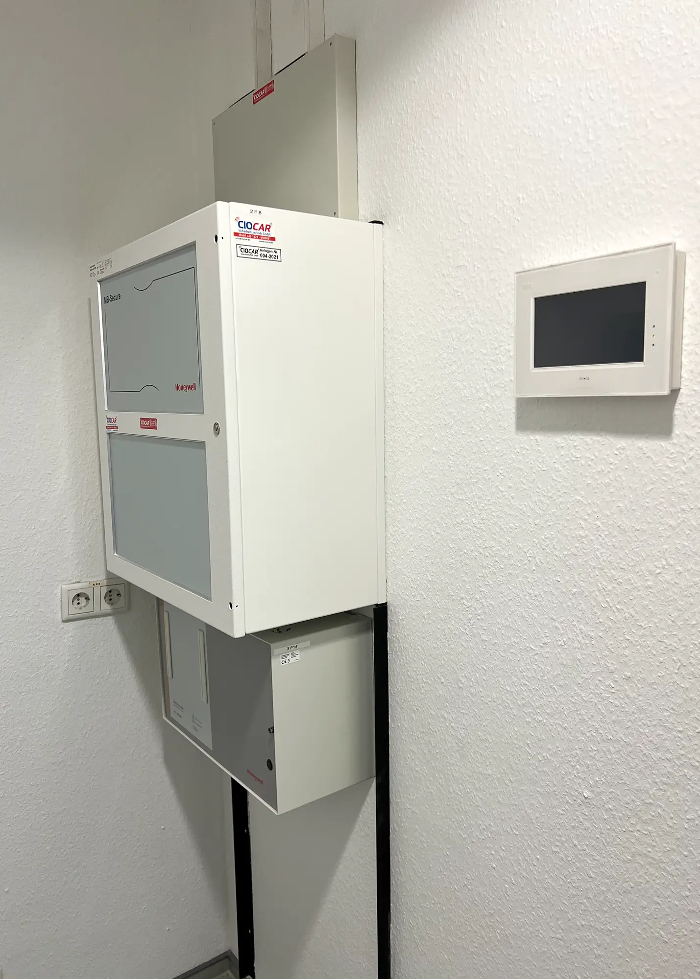 Ciocar Referenz NGK 01-Haupteingang-Ratingen Brandmelde- und Einbruchmeldeanlage